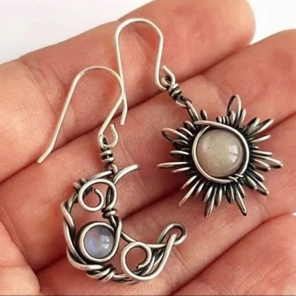 🎉 HP 🎉 🦋 3/$24 Wire mismatched Sun & Moon earrings / NWOT - Picture 3 of 4